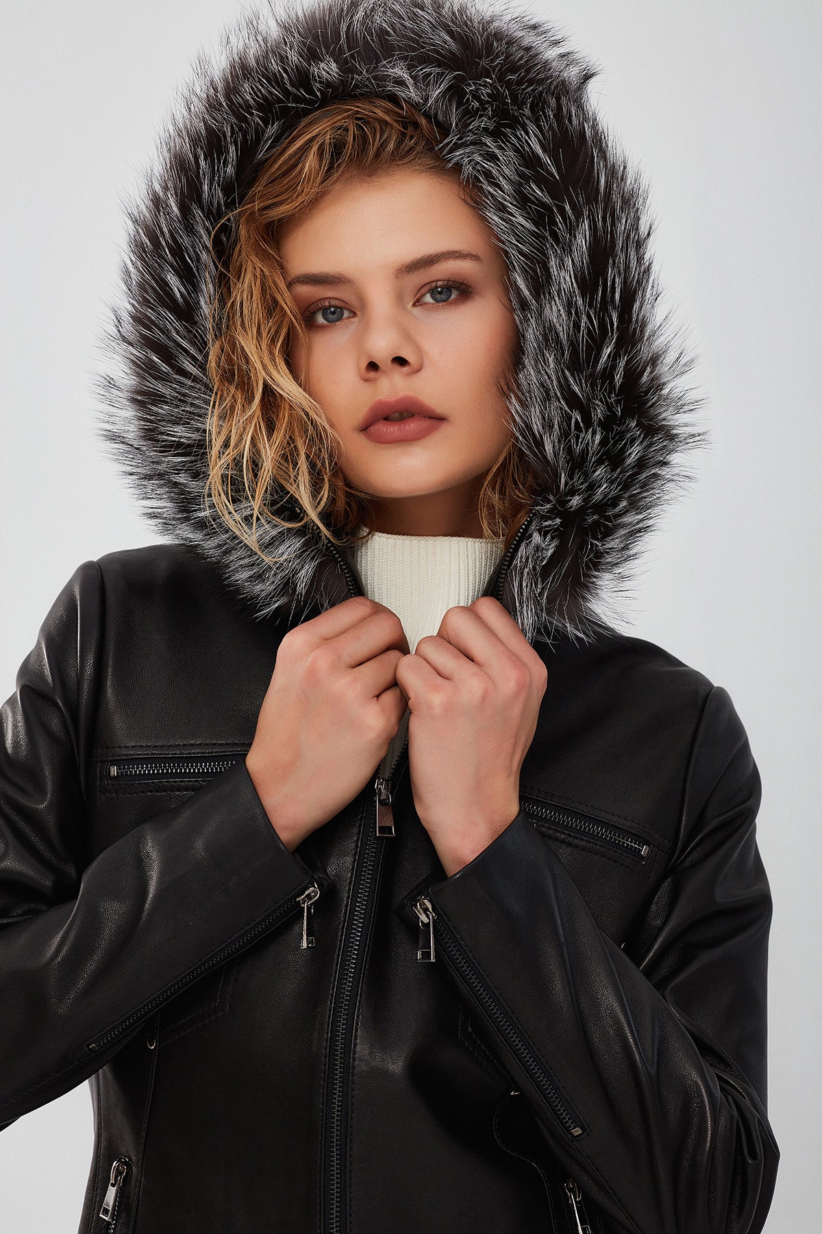Tundra – Women's Black Leather Jacket with Detachable Fur Collar